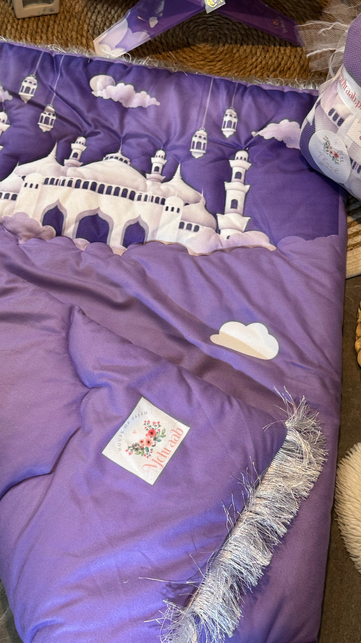 K04:Prayer mat - purple with white mosque